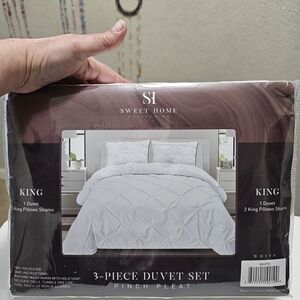 White Pinch Pleat Duvet Cover Set With 2 Pillow Shams NEW IN PACKAGE King Size
